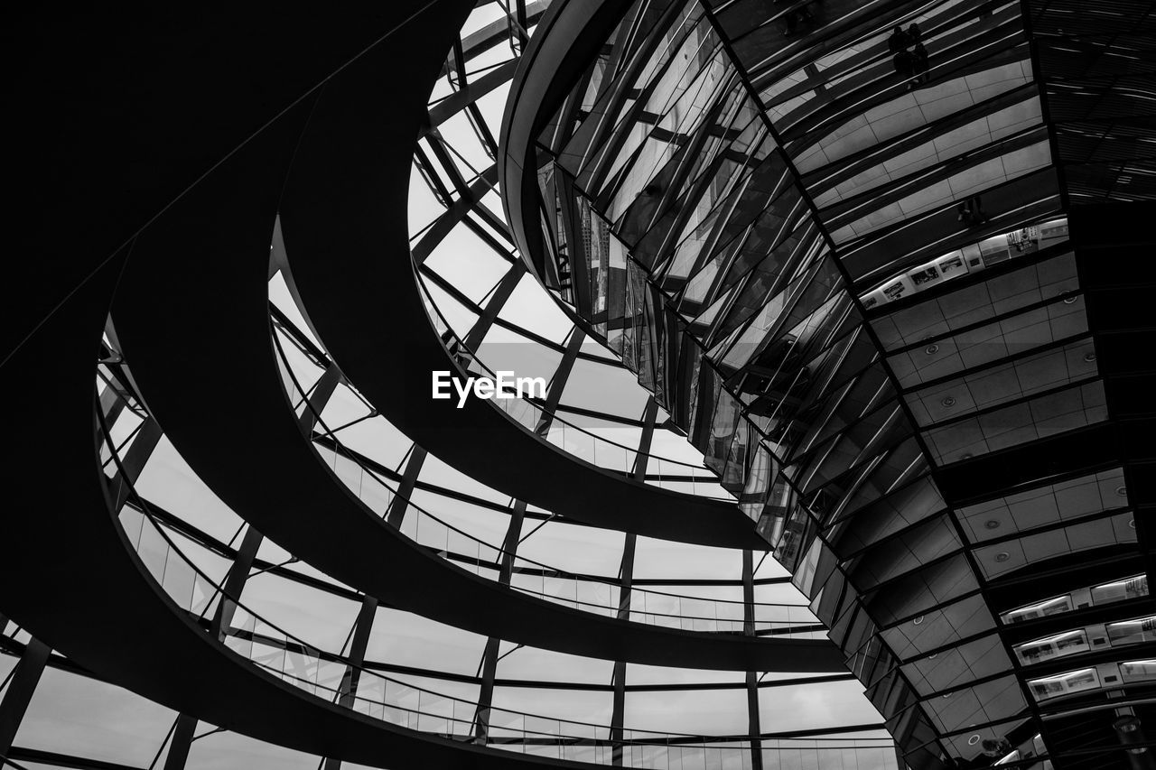 LOW ANGLE VIEW OF CEILING OF BUILDING