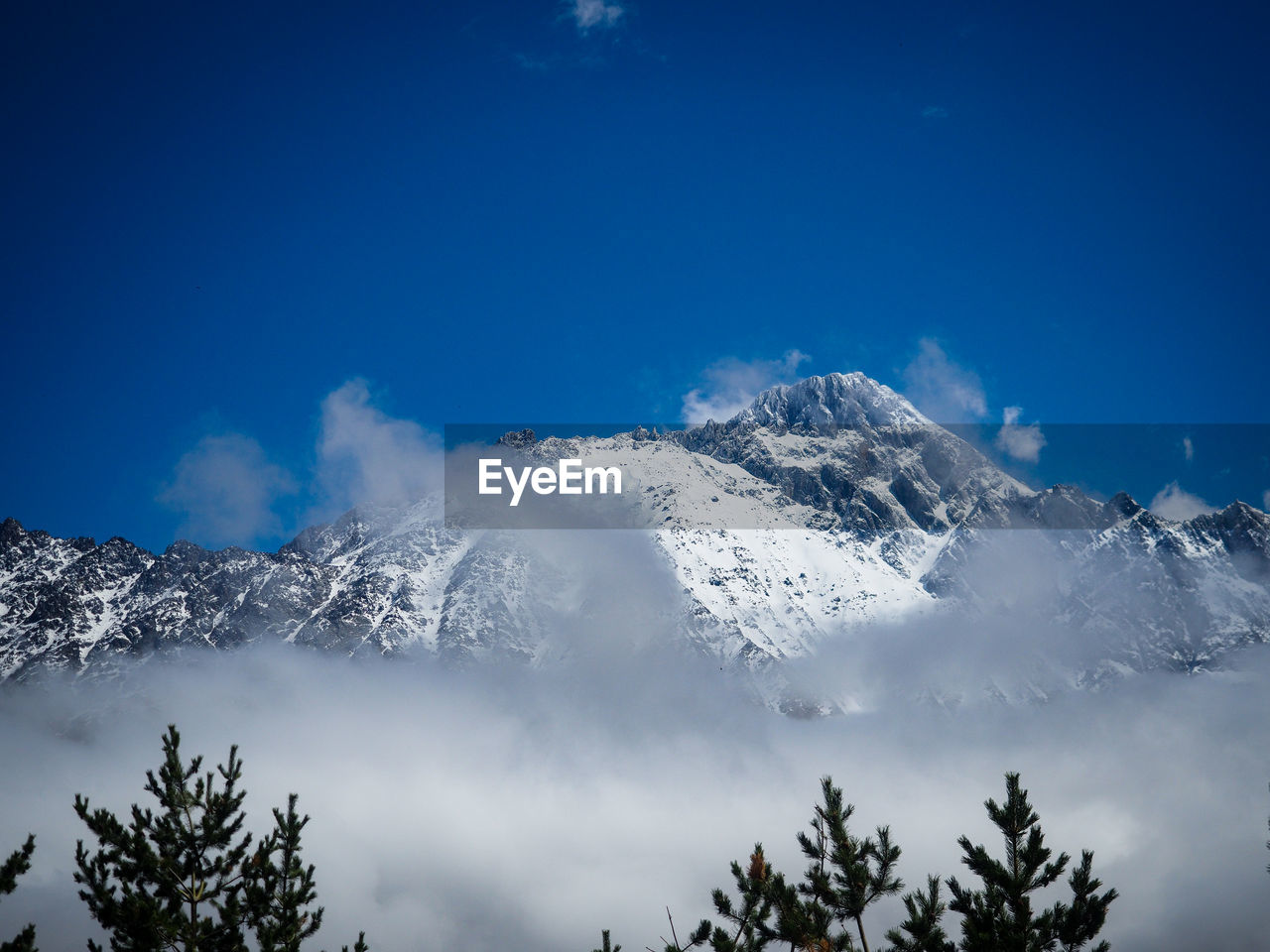 LOW ANGLE VIEW OF SNOWCAPPED MOUNTAINS AGAINST SKY