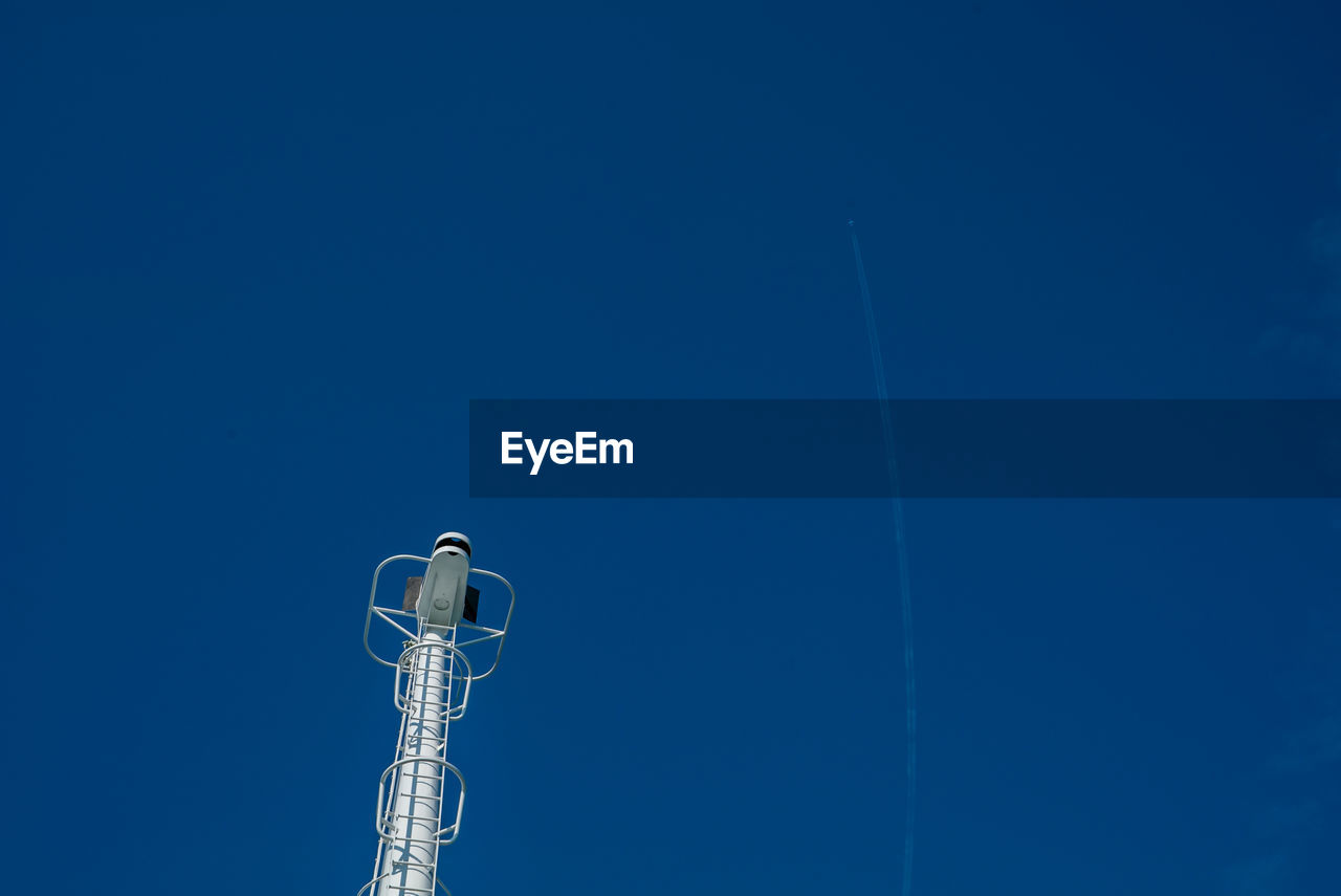 LOW ANGLE VIEW OF FLOODLIGHT AGAINST SKY