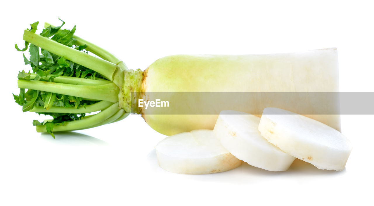 HIGH ANGLE VIEW OF CHOPPED FRUITS AGAINST WHITE BACKGROUND