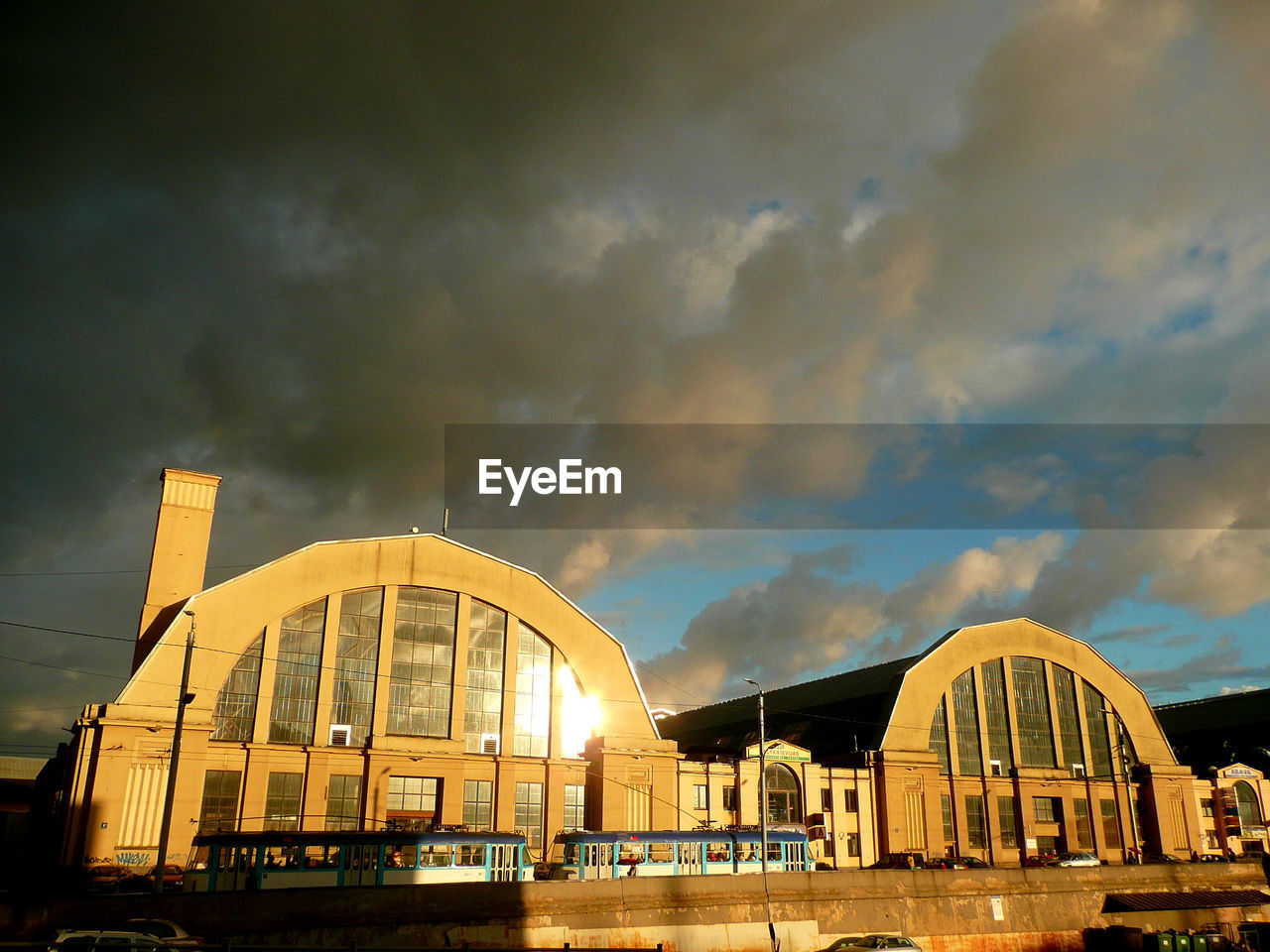 VIEW OF BUILT STRUCTURE AGAINST CLOUDY SKY