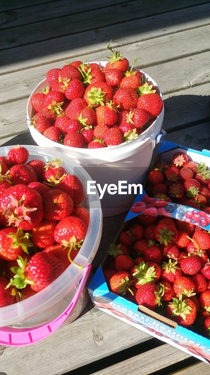 HIGH ANGLE VIEW OF CHOPPED FRUITS ON TABLE