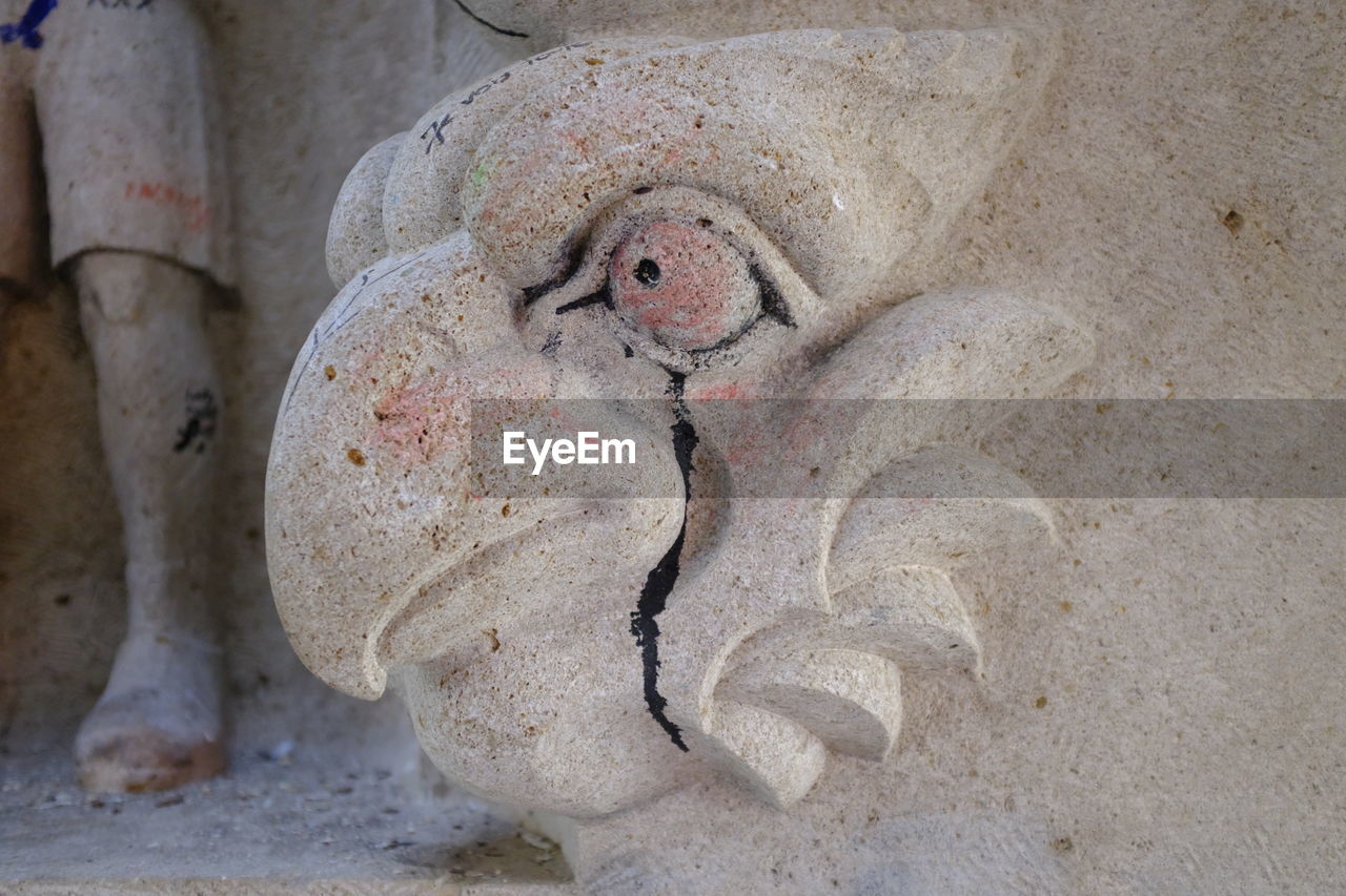 CLOSE-UP OF ANIMAL SCULPTURE