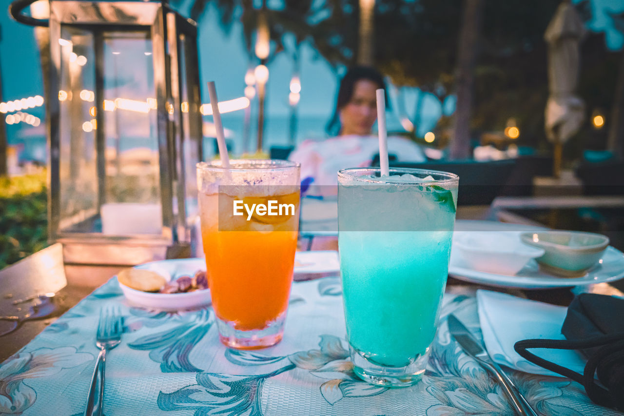 CLOSE-UP OF BEER IN GLASS ON TABLE