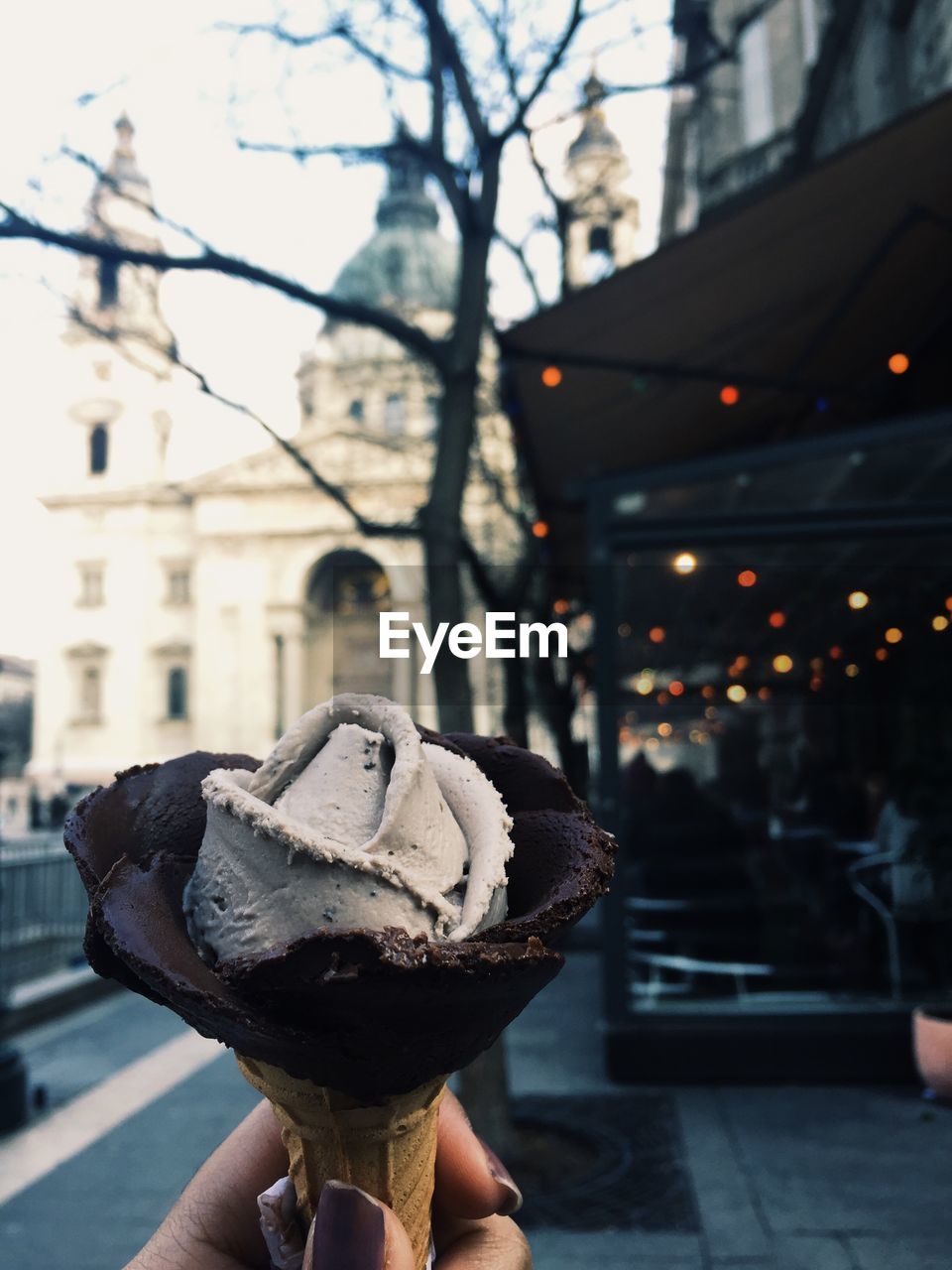 MAN HOLDING ICE CREAM CONE