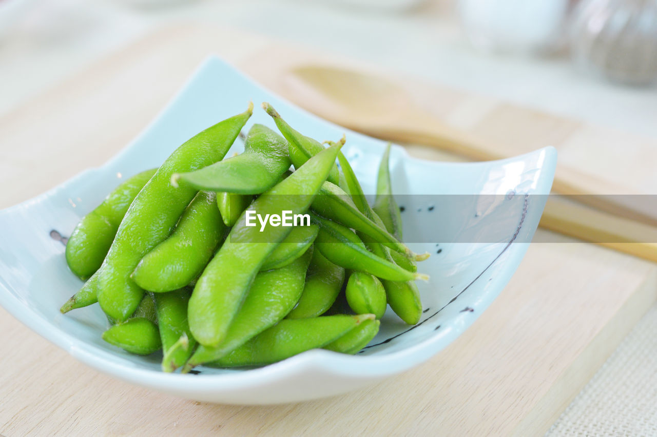 HIGH ANGLE VIEW OF VEGETABLES ON TABLE