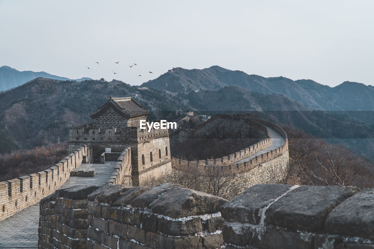 Great wall of china on mountains against sky