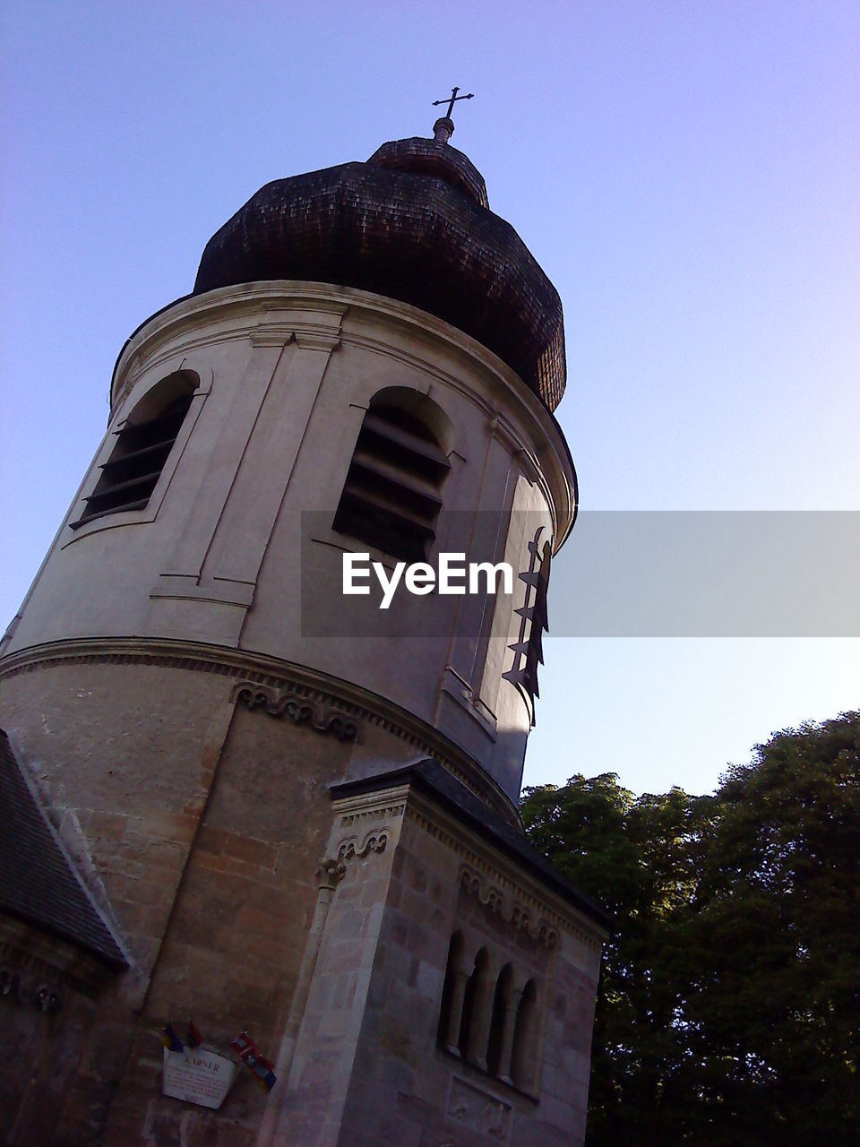 LOW ANGLE VIEW OF HISTORICAL BUILDING AGAINST CLEAR SKY