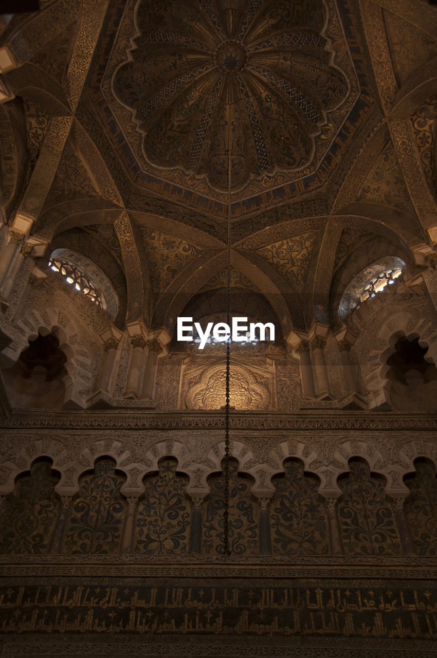 LOW ANGLE VIEW OF ORNATE CEILING IN BUILDING