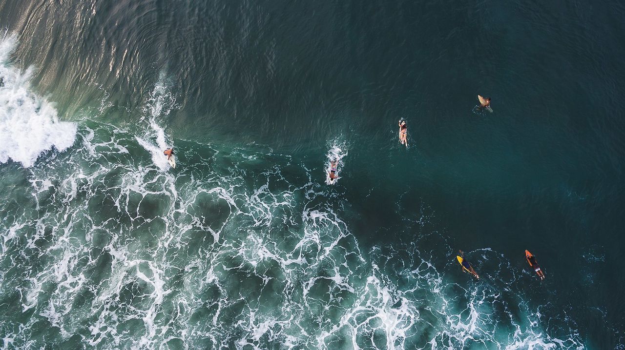 HIGH ANGLE VIEW OF PEOPLE IN SEA