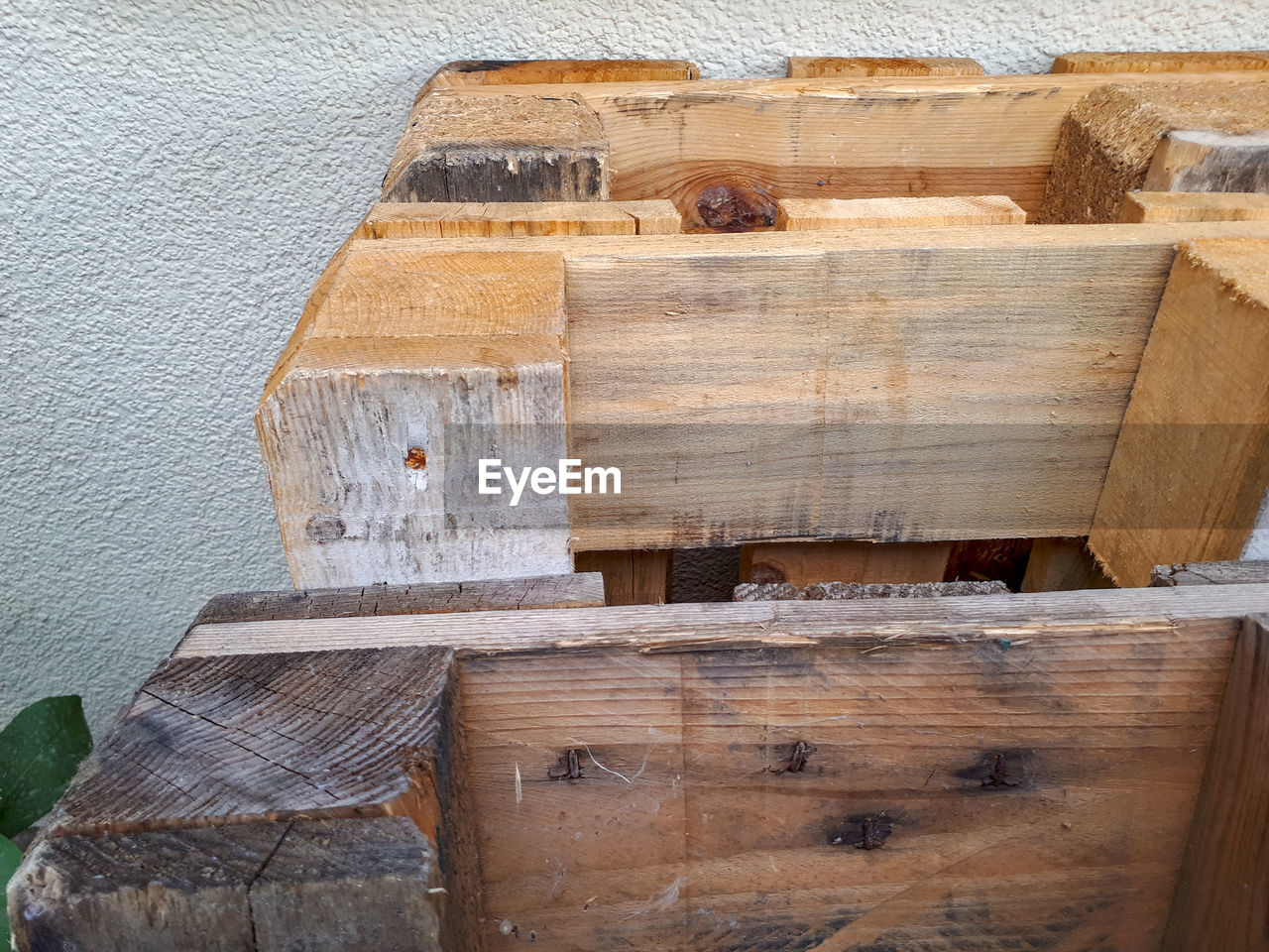 HIGH ANGLE VIEW OF WOODEN PLANKS