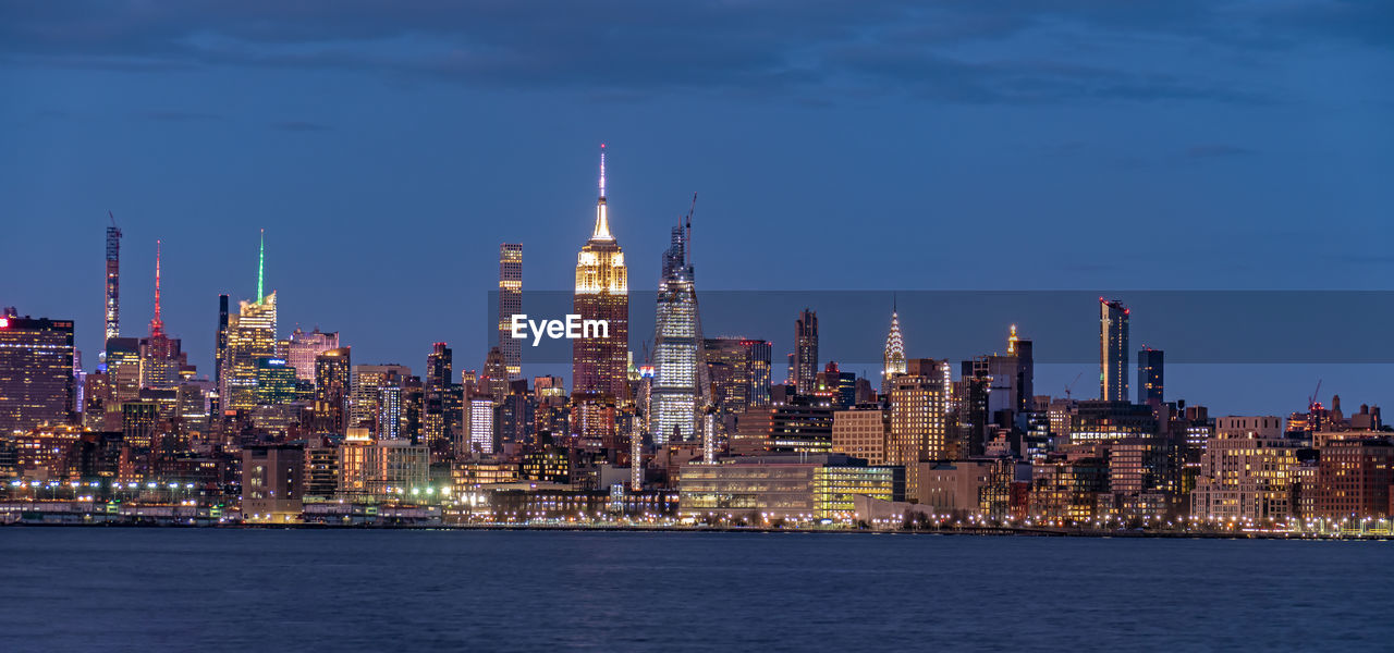 Midtown manhattan skyline with the hudson river at dusk