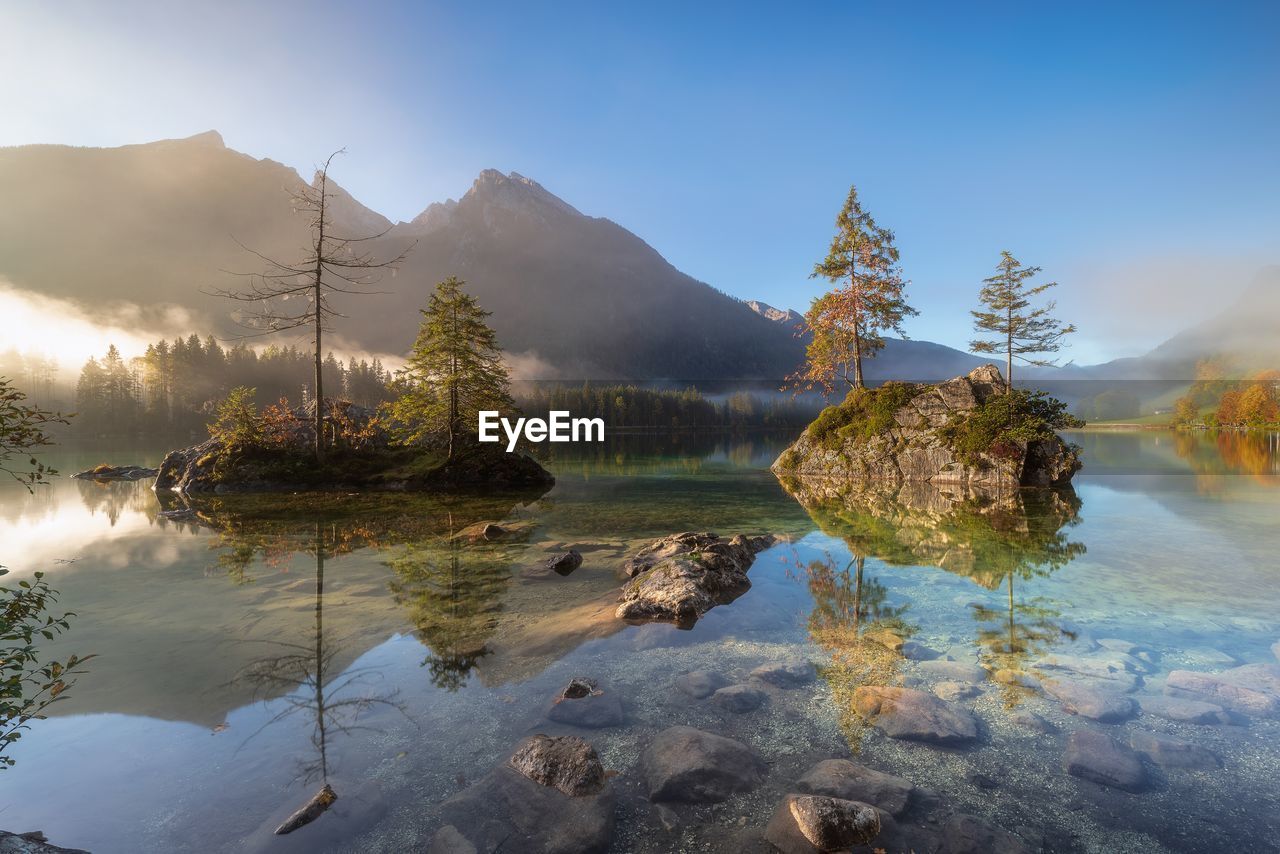 SCENIC VIEW OF LAKE AND TREES AGAINST SKY