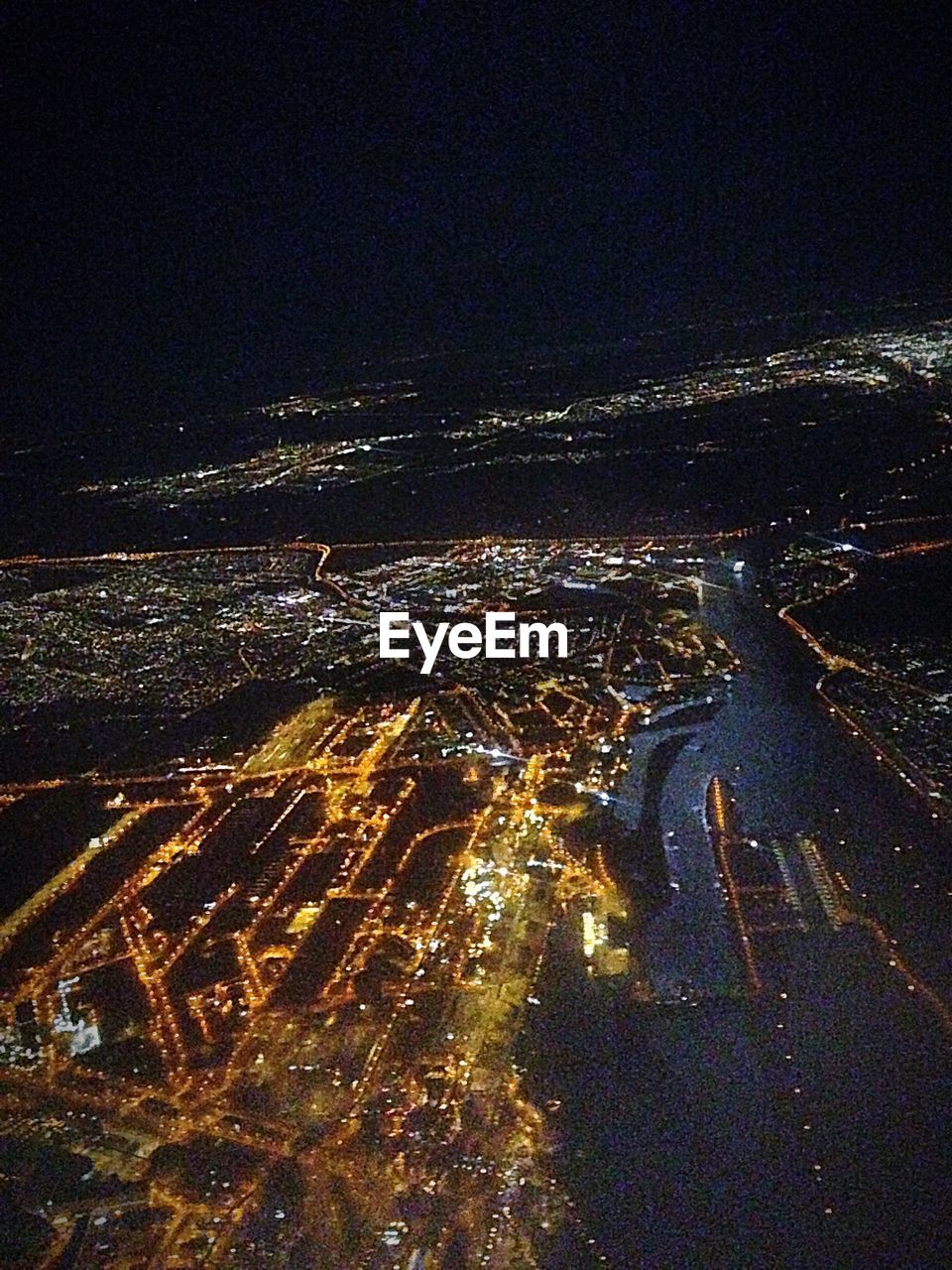 AERIAL VIEW OF ILLUMINATED CITYSCAPE AT NIGHT