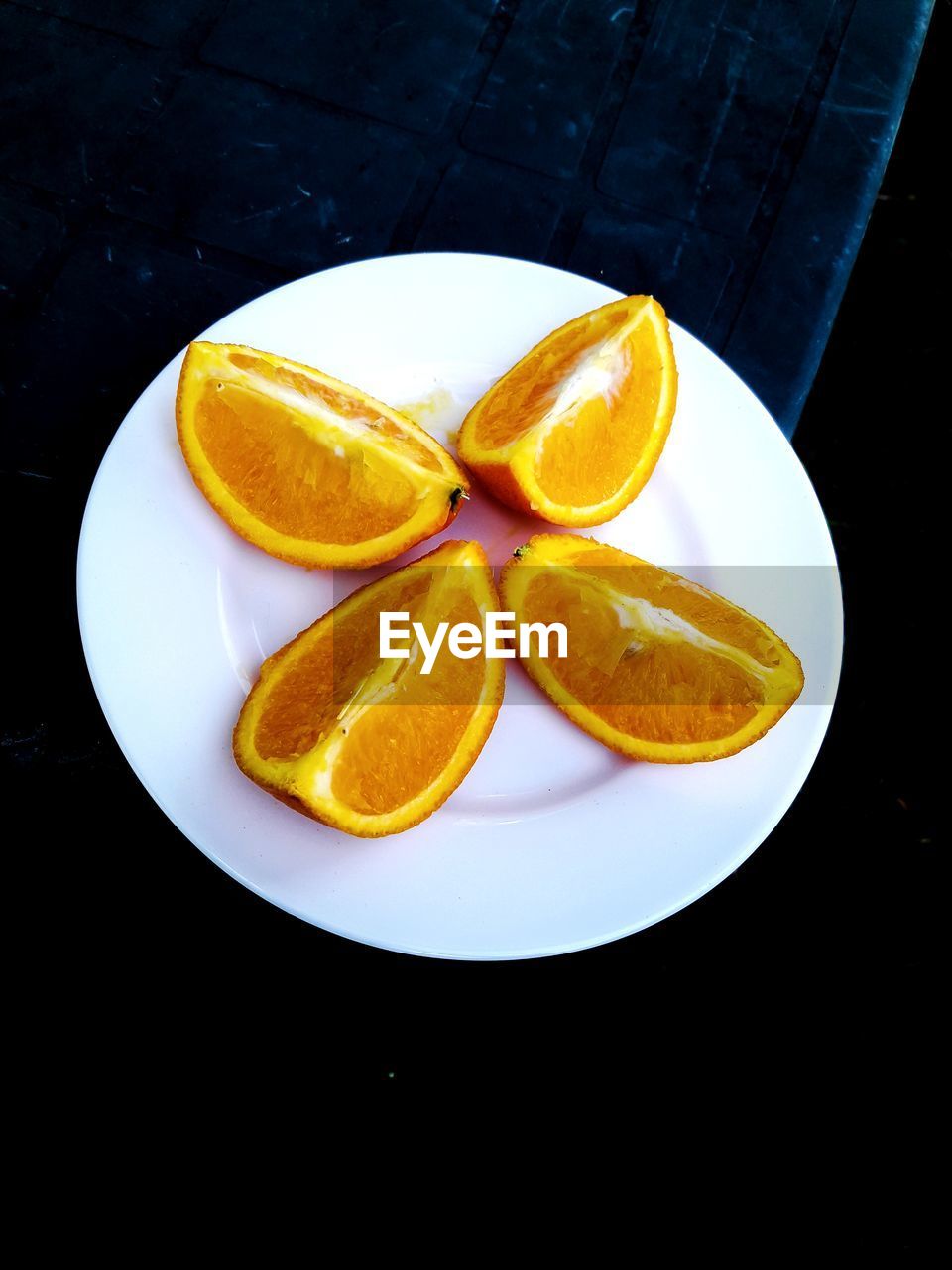 HIGH ANGLE VIEW OF ORANGE FRUIT IN PLATE