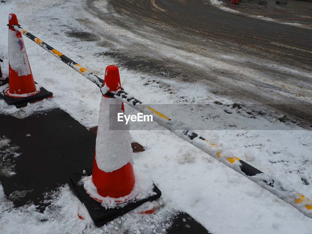 HIGH ANGLE VIEW OF SNOW COVERED FIELD