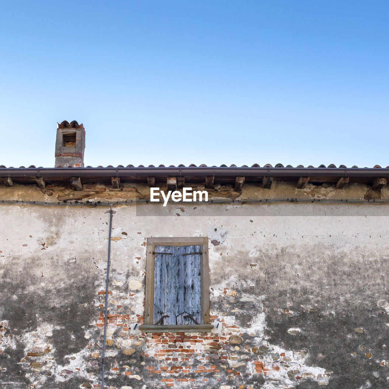 LOW ANGLE VIEW OF ABANDONED HOUSE