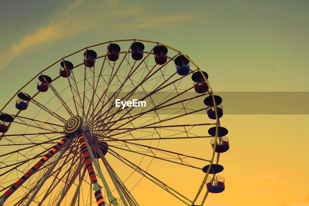 LOW ANGLE VIEW OF FERRIS WHEEL AGAINST SUNSET SKY