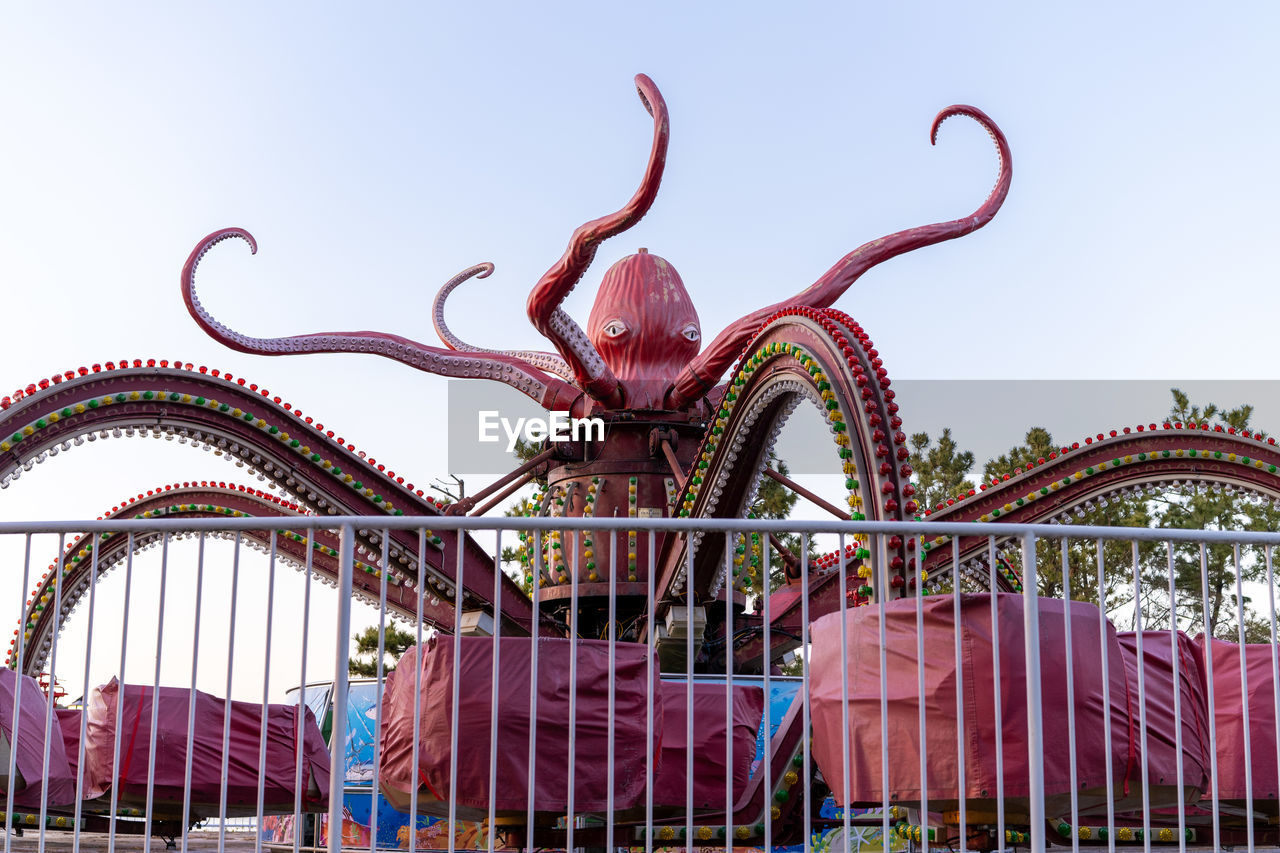 LOW ANGLE VIEW OF SCULPTURE AGAINST CLEAR SKY