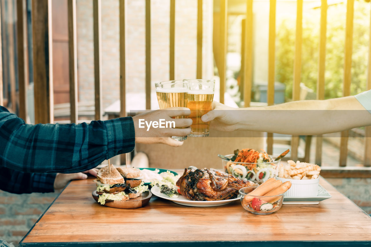 CLOSE-UP OF MAN HOLDING FOOD