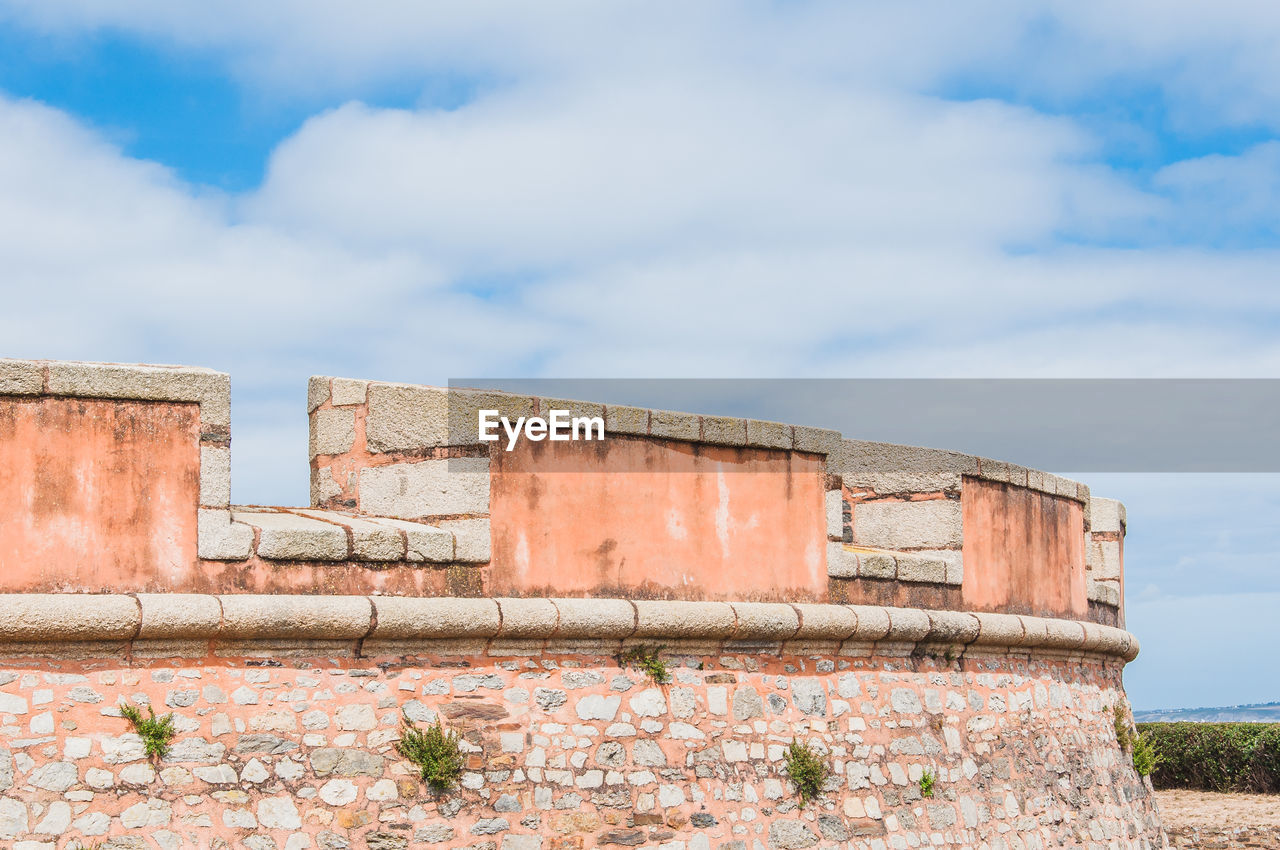 LOW ANGLE VIEW OF HISTORICAL BUILDING AGAINST SKY