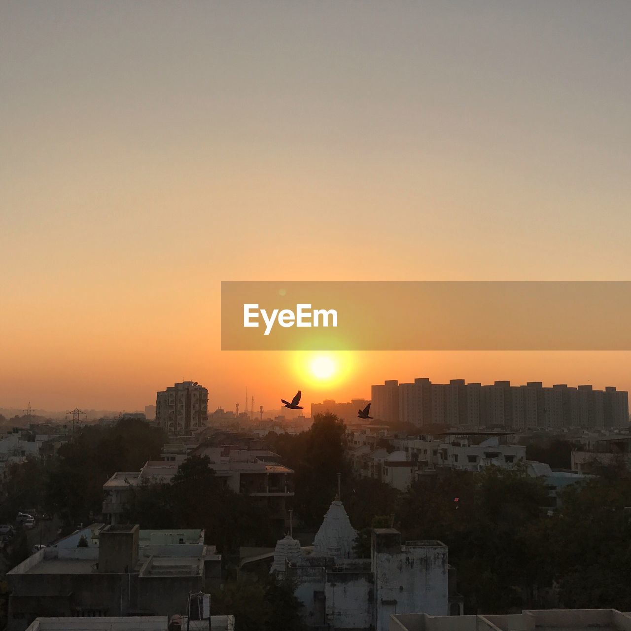 VIEW OF CITYSCAPE AGAINST SKY