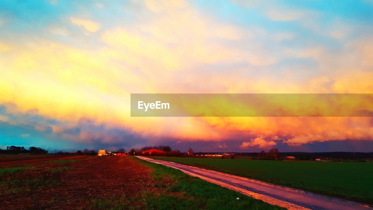 SCENIC VIEW OF LANDSCAPE AT SUNSET