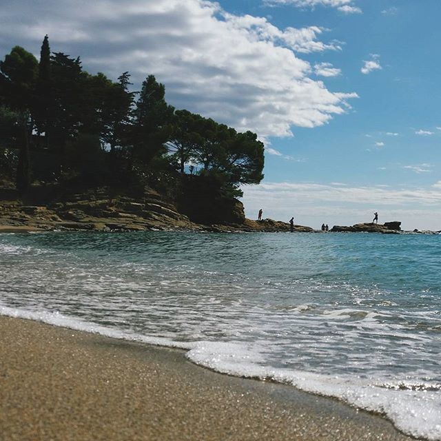 VIEW OF SEA AGAINST CLOUDY SKY