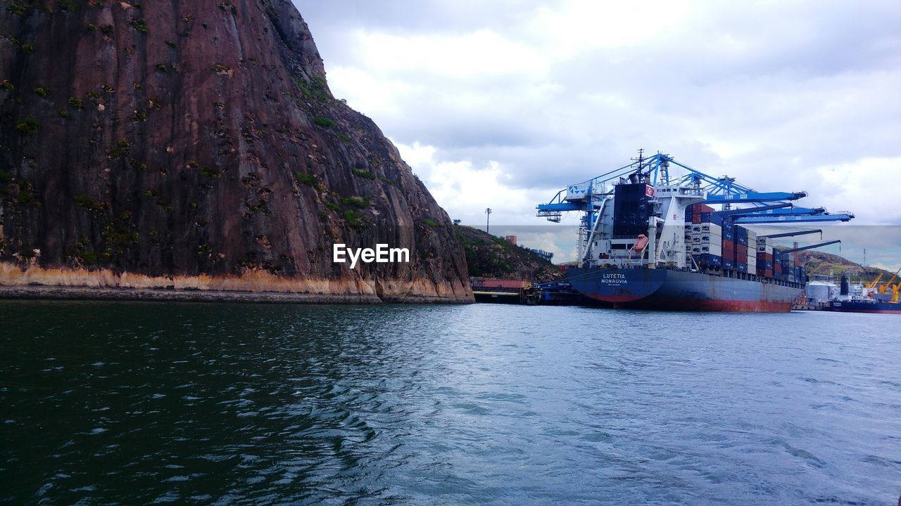 VIEW OF SHIP SAILING ON SEA AGAINST SKY