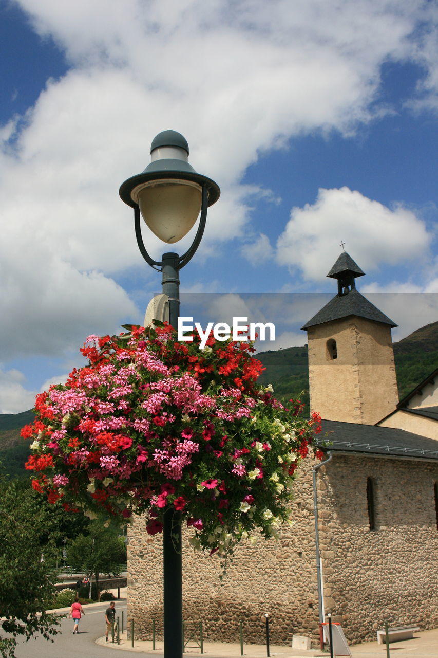 LOW ANGLE VIEW OF STREET LIGHT AND BUILDING AGAINST SKY