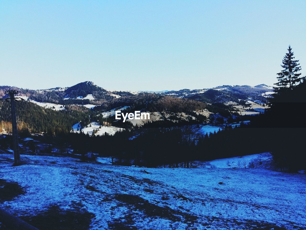 SCENIC VIEW OF SNOWCAPPED MOUNTAINS AGAINST BLUE SKY