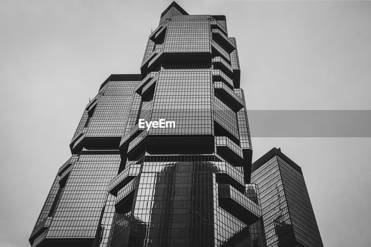 LOW ANGLE VIEW OF MODERN BUILDING AGAINST CLEAR SKY