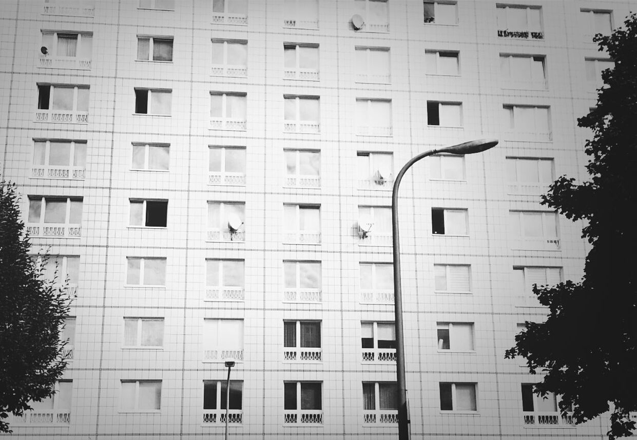 LOW ANGLE VIEW OF BUILDINGS IN CITY