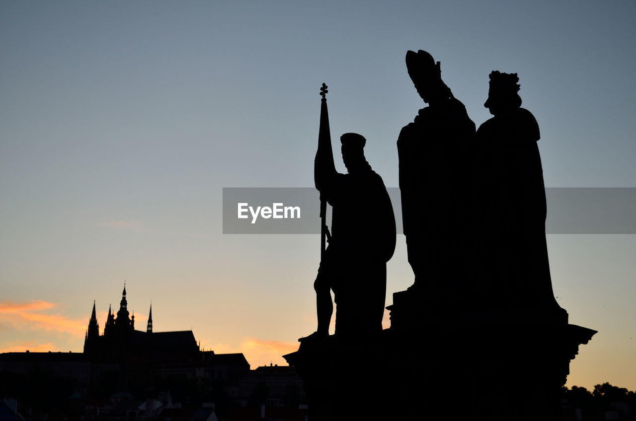 LOW ANGLE VIEW OF STATUE AGAINST SKY