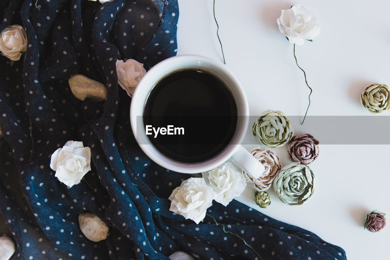 HIGH ANGLE VIEW OF COFFEE AND CUP ON TABLE