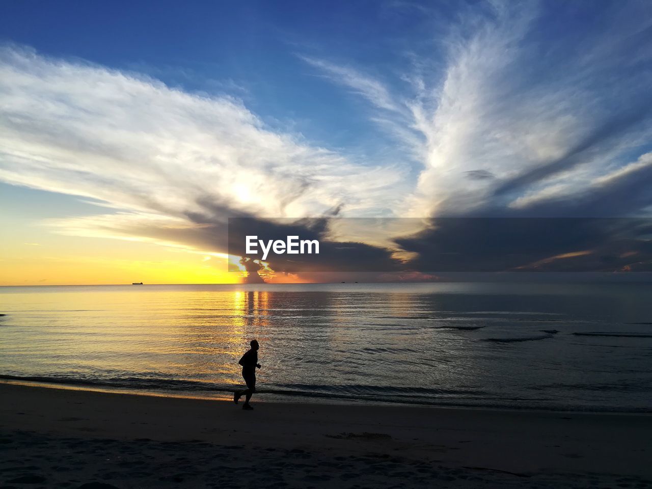 SILHOUETTE MAN ON BEACH DURING SUNSET