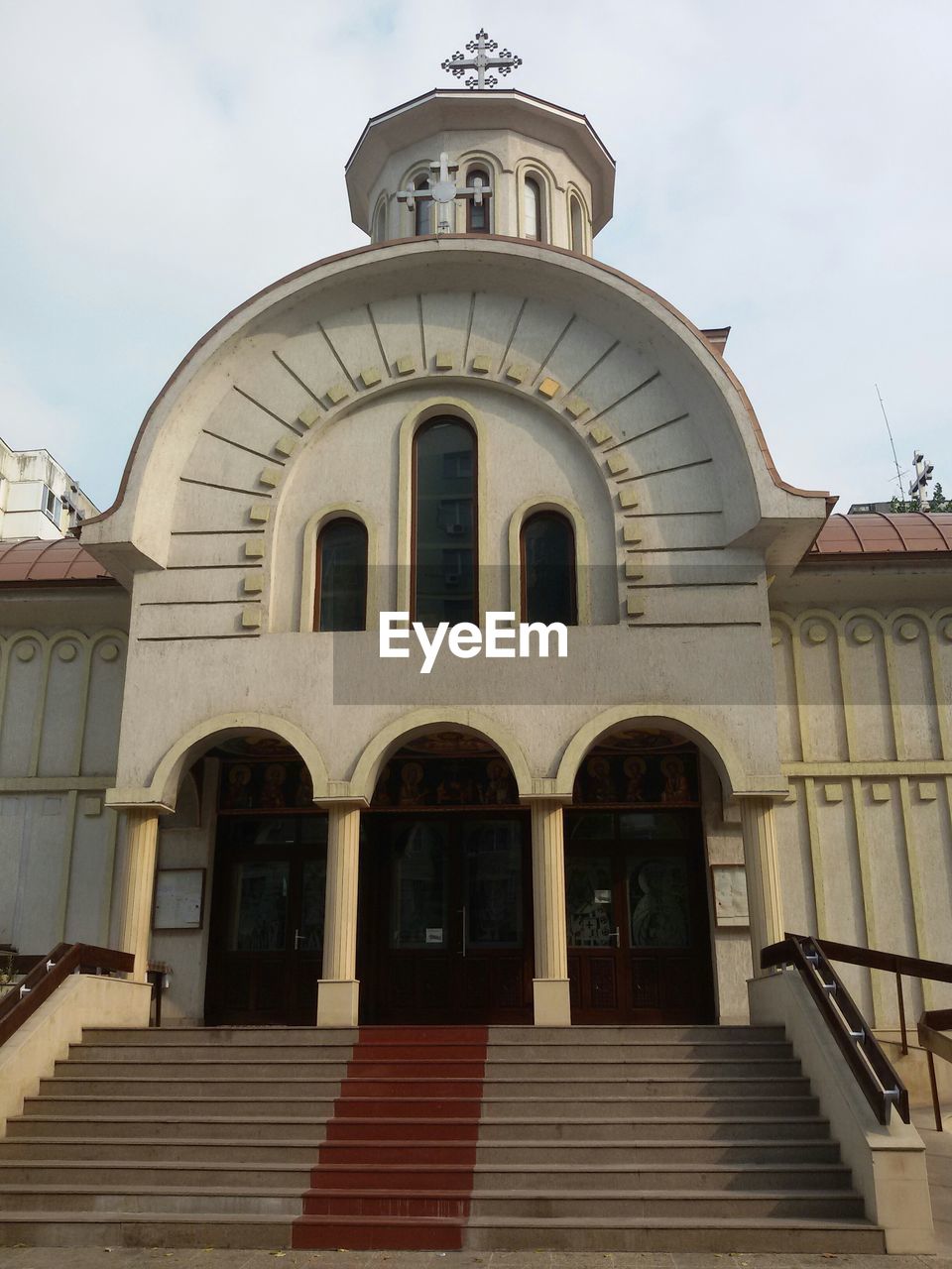 LOW ANGLE VIEW OF BUILT STRUCTURE AGAINST SKY