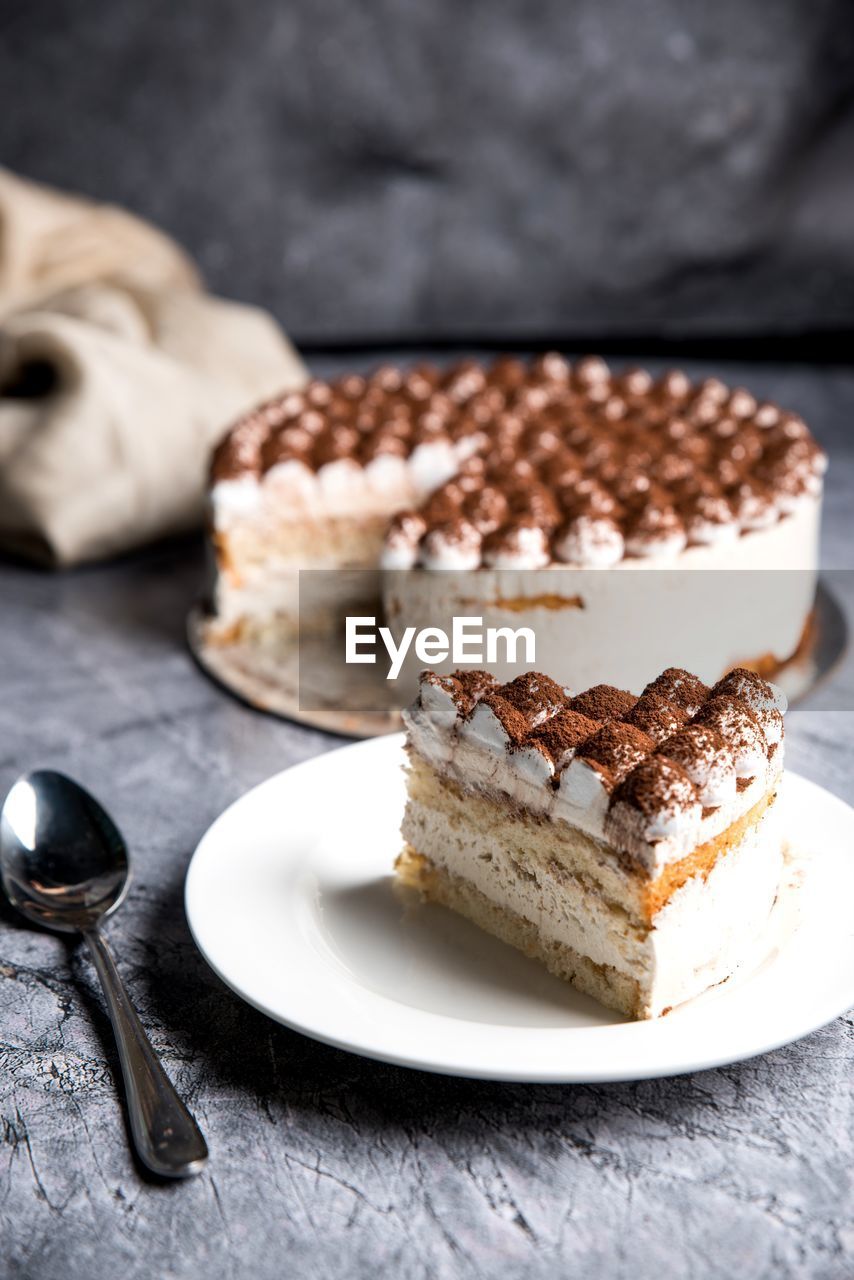 CLOSE-UP OF CAKE ON TABLE