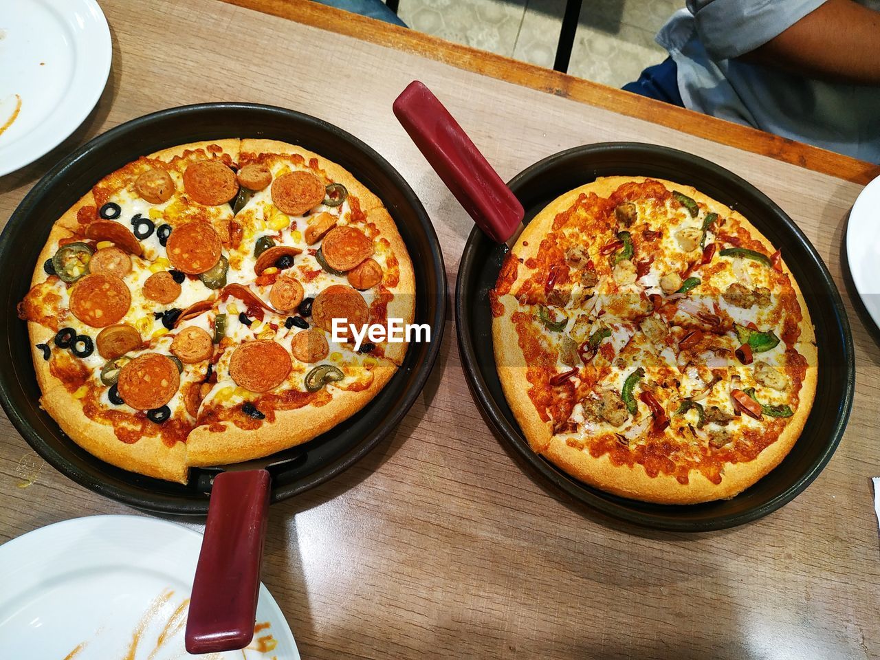 HIGH ANGLE VIEW OF PIZZA IN PLATE