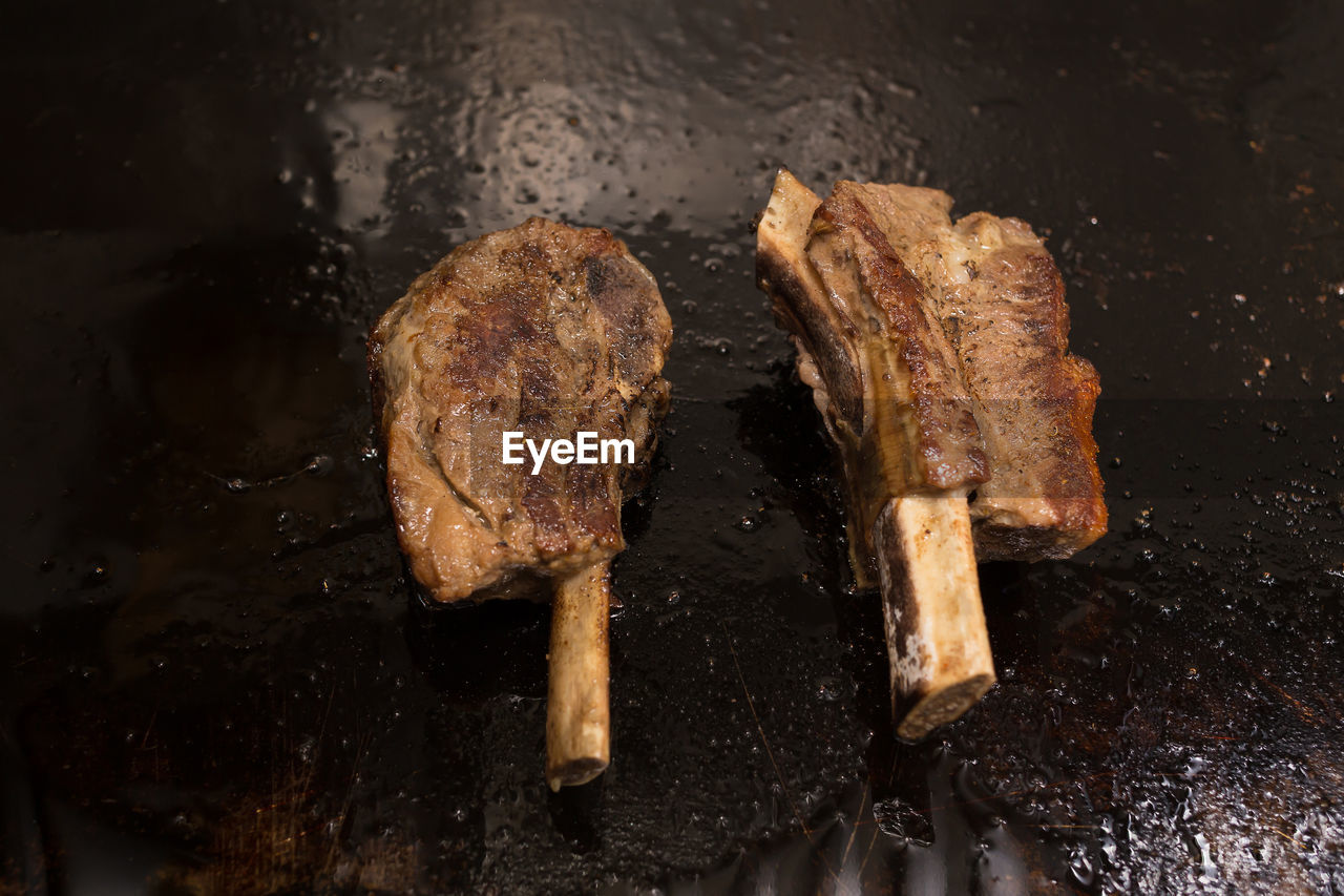 HIGH ANGLE VIEW OF MEAT IN BARBECUE