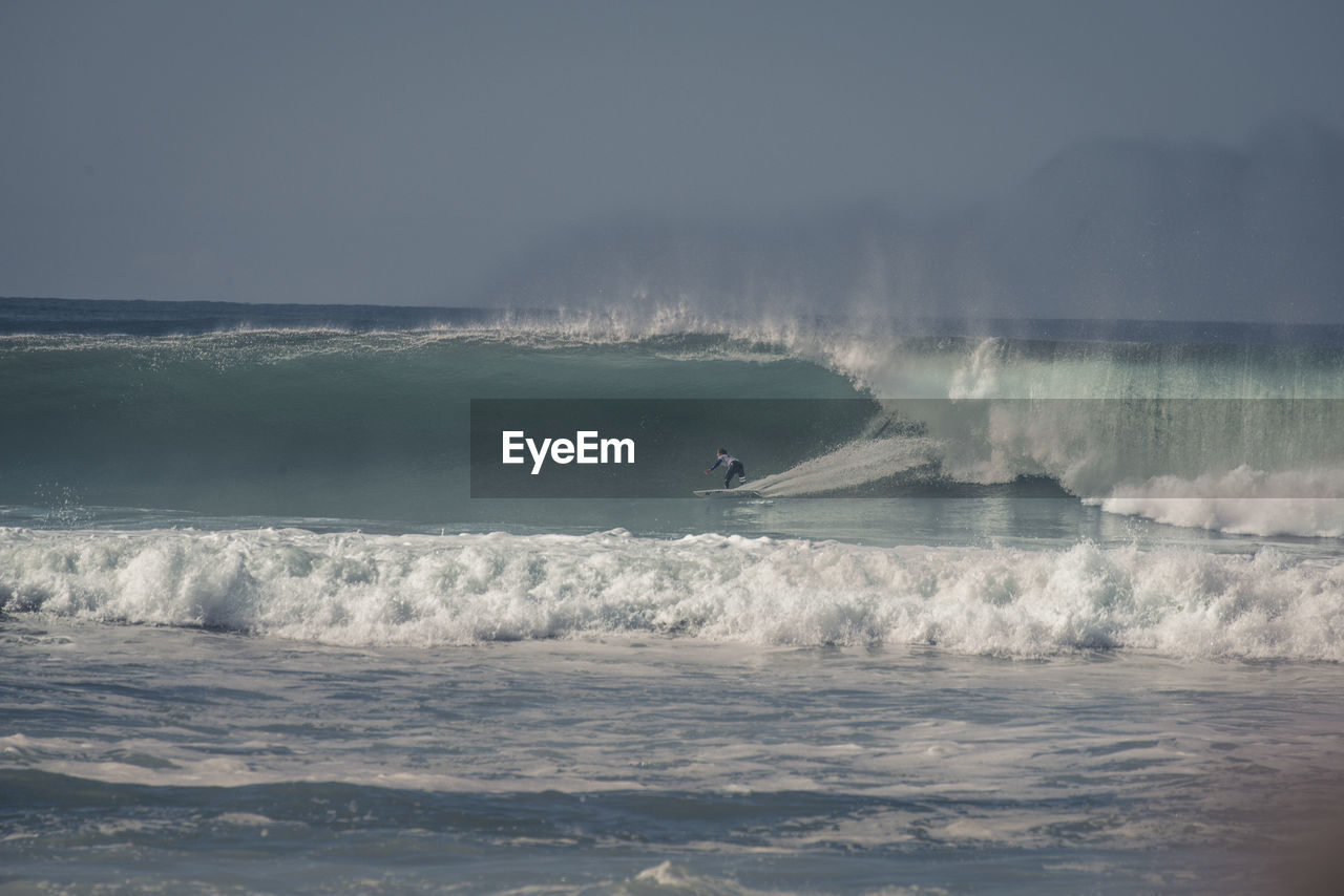 WAVES SPLASHING ON SEA
