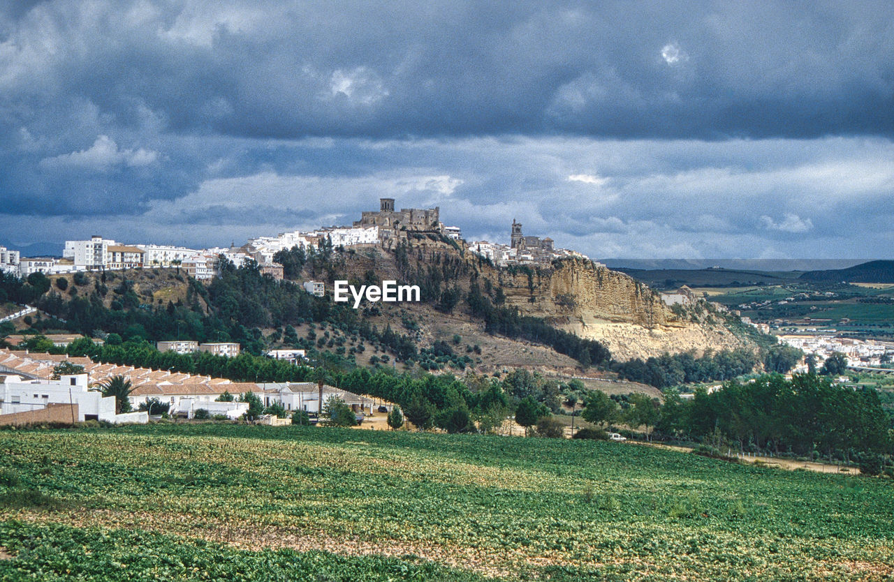 PANORAMIC VIEW OF BUILDINGS AGAINST SKY