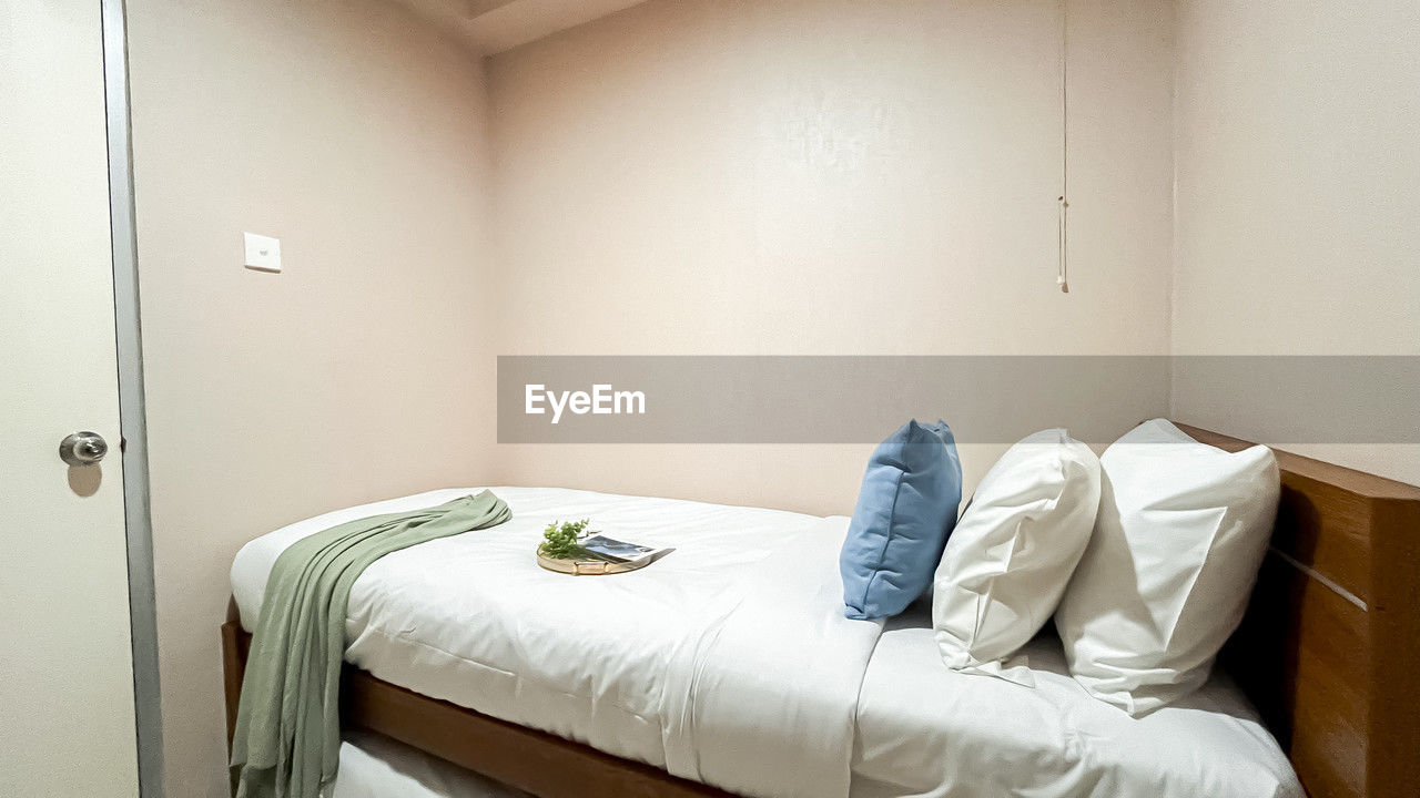 bed, room, bedroom, furniture, indoors, domestic room, cottage, apartment, home interior, pillow, linen, interior design, lifestyles, no people, house, relaxation, building, sheet, textile, architecture