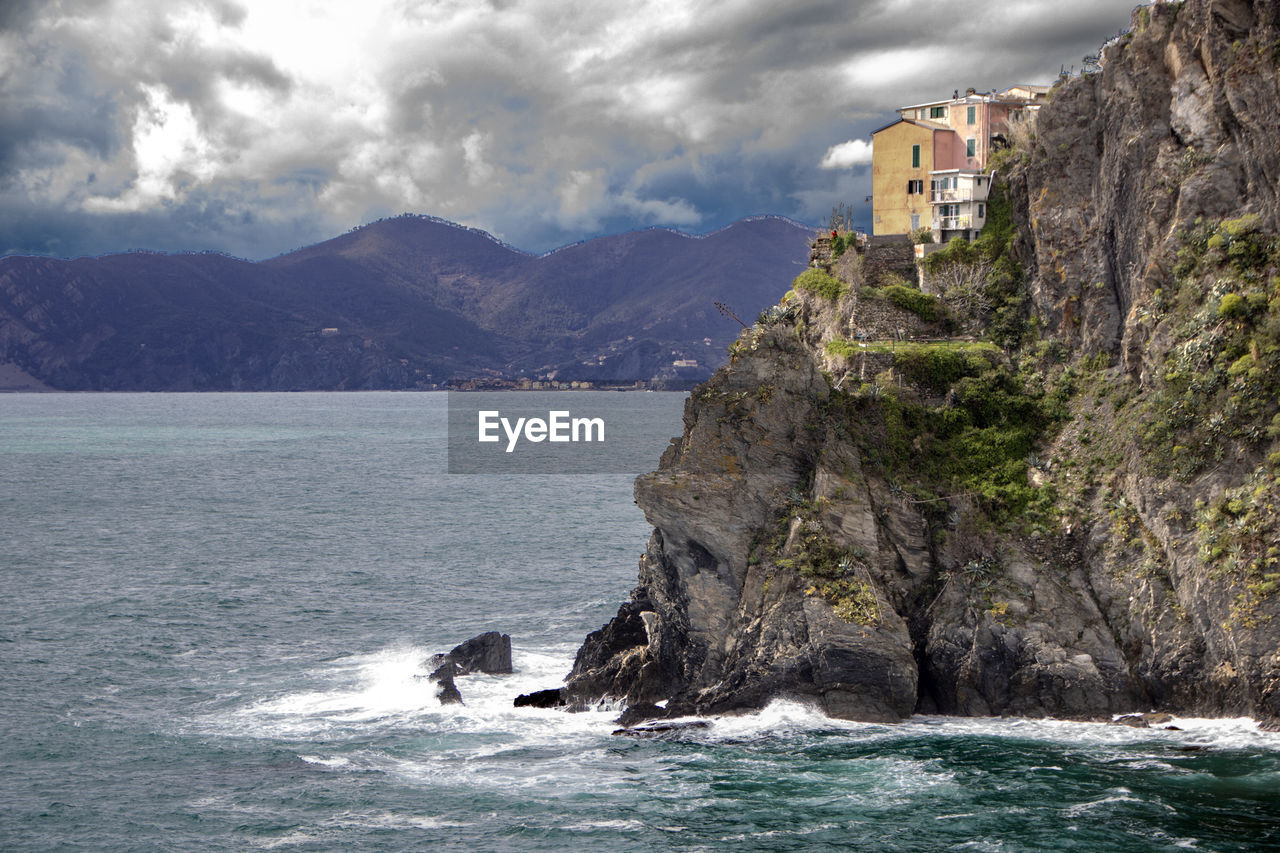 SCENIC VIEW OF SEA AND ROCK FORMATION AGAINST SKY