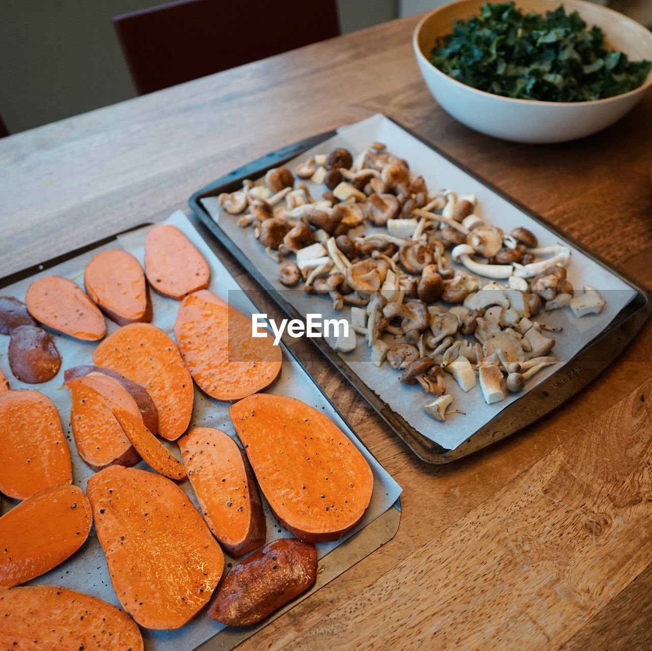 HIGH ANGLE VIEW OF FOOD IN KITCHEN ON TABLE