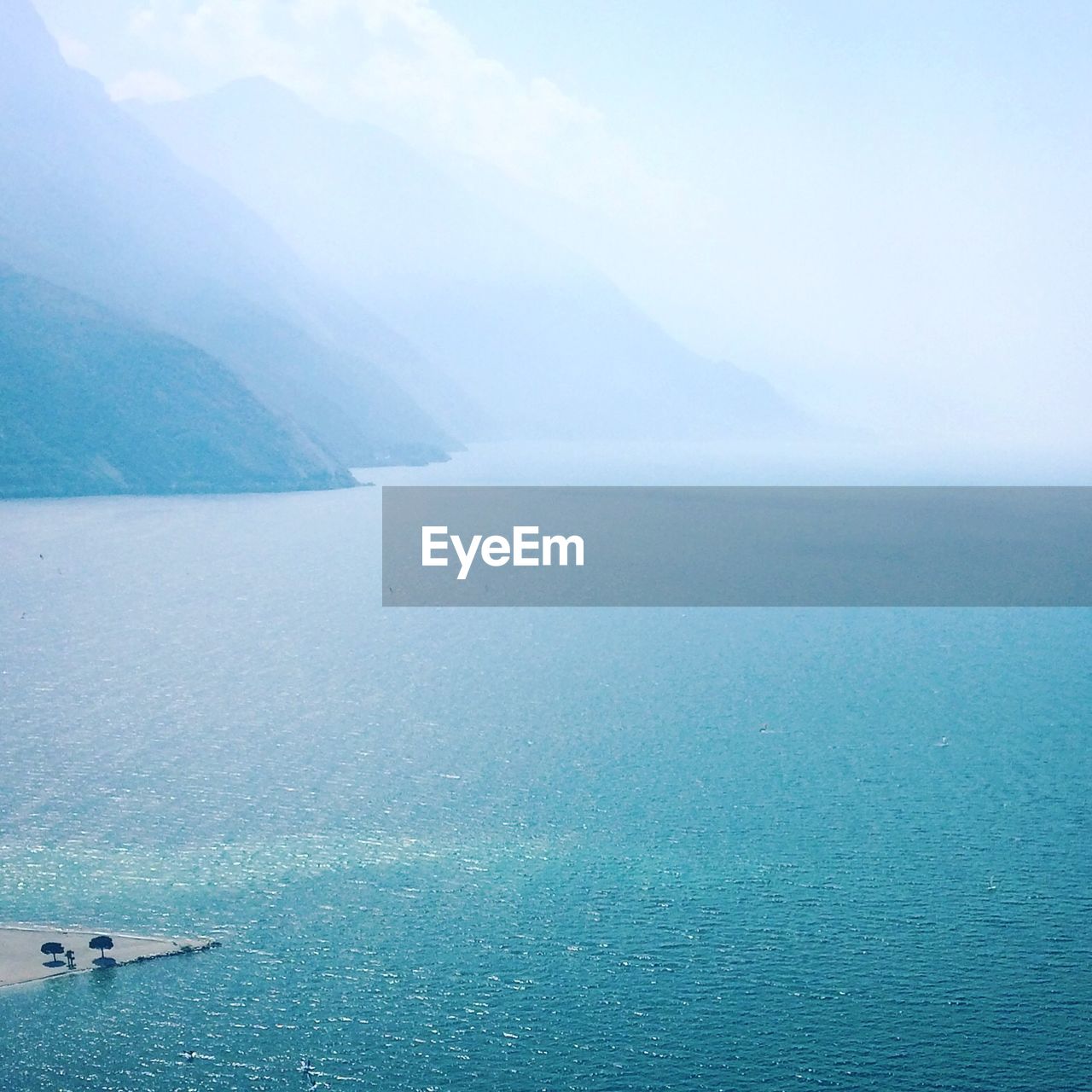 SCENIC VIEW OF SEA BY MOUNTAIN AGAINST SKY