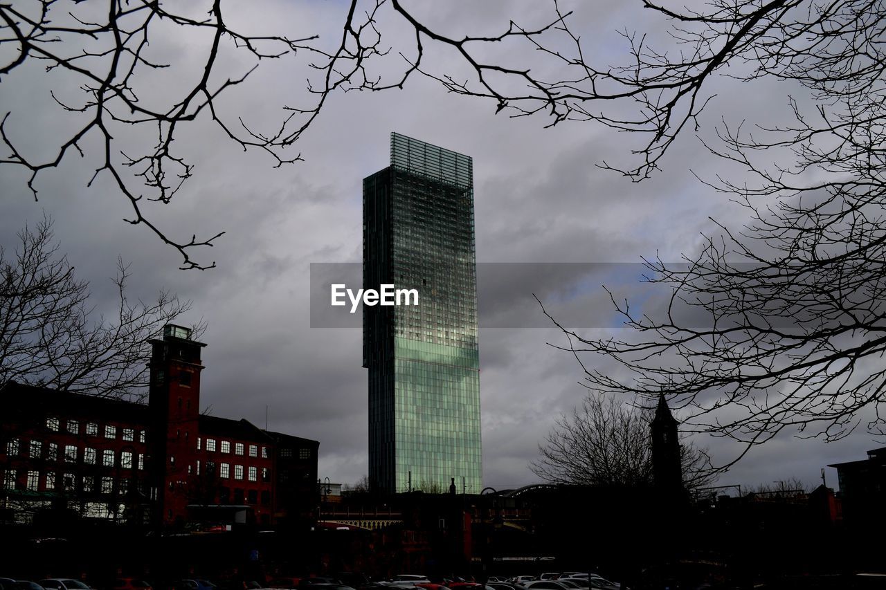 LOW ANGLE VIEW OF MODERN BUILDING AGAINST SKY