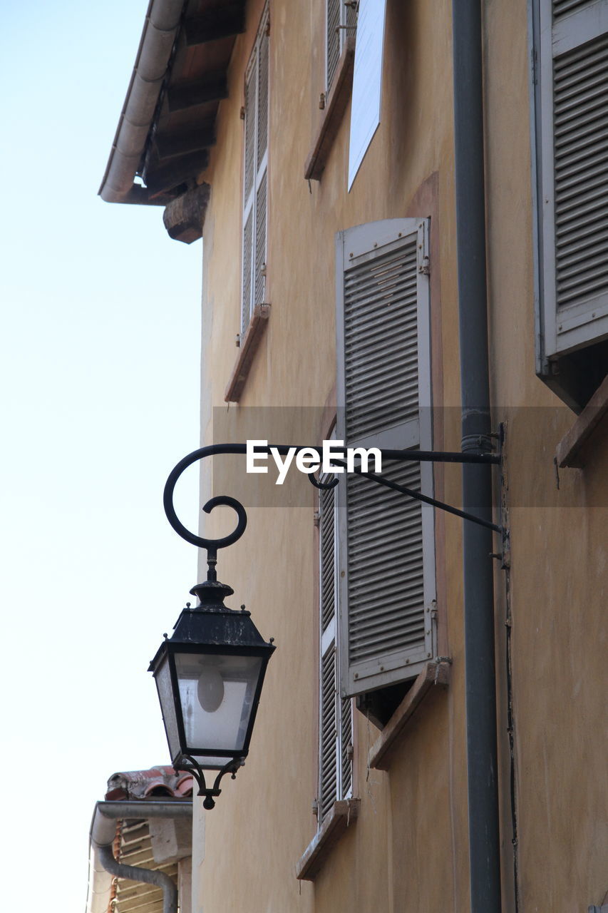 LOW ANGLE VIEW OF BUILDINGS IN CITY