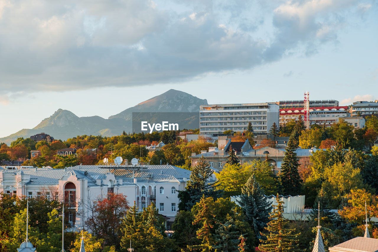 Pyatigorsk, stavropol region - october 12, 2022. view of pyatigorsk and mount beshtau before sunset