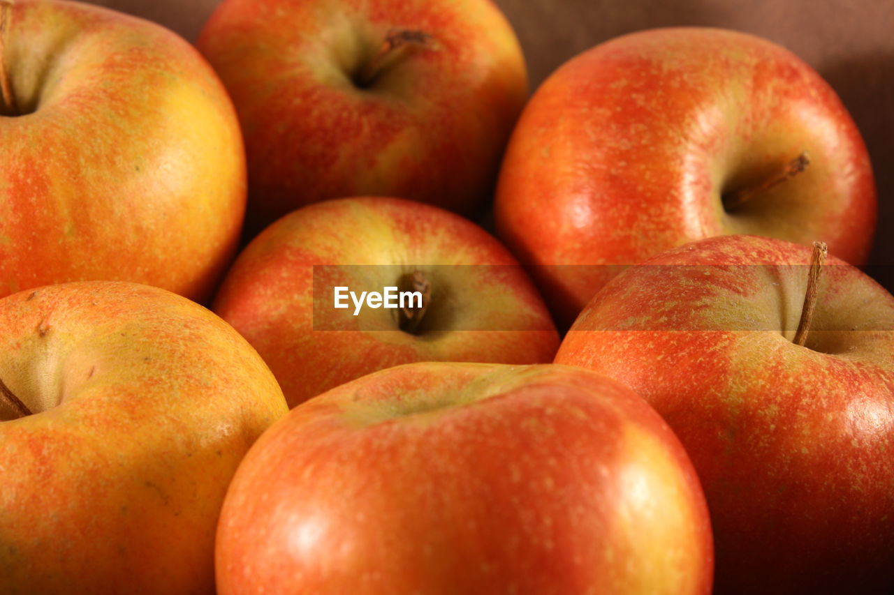 CLOSE-UP OF APPLES IN MARKET